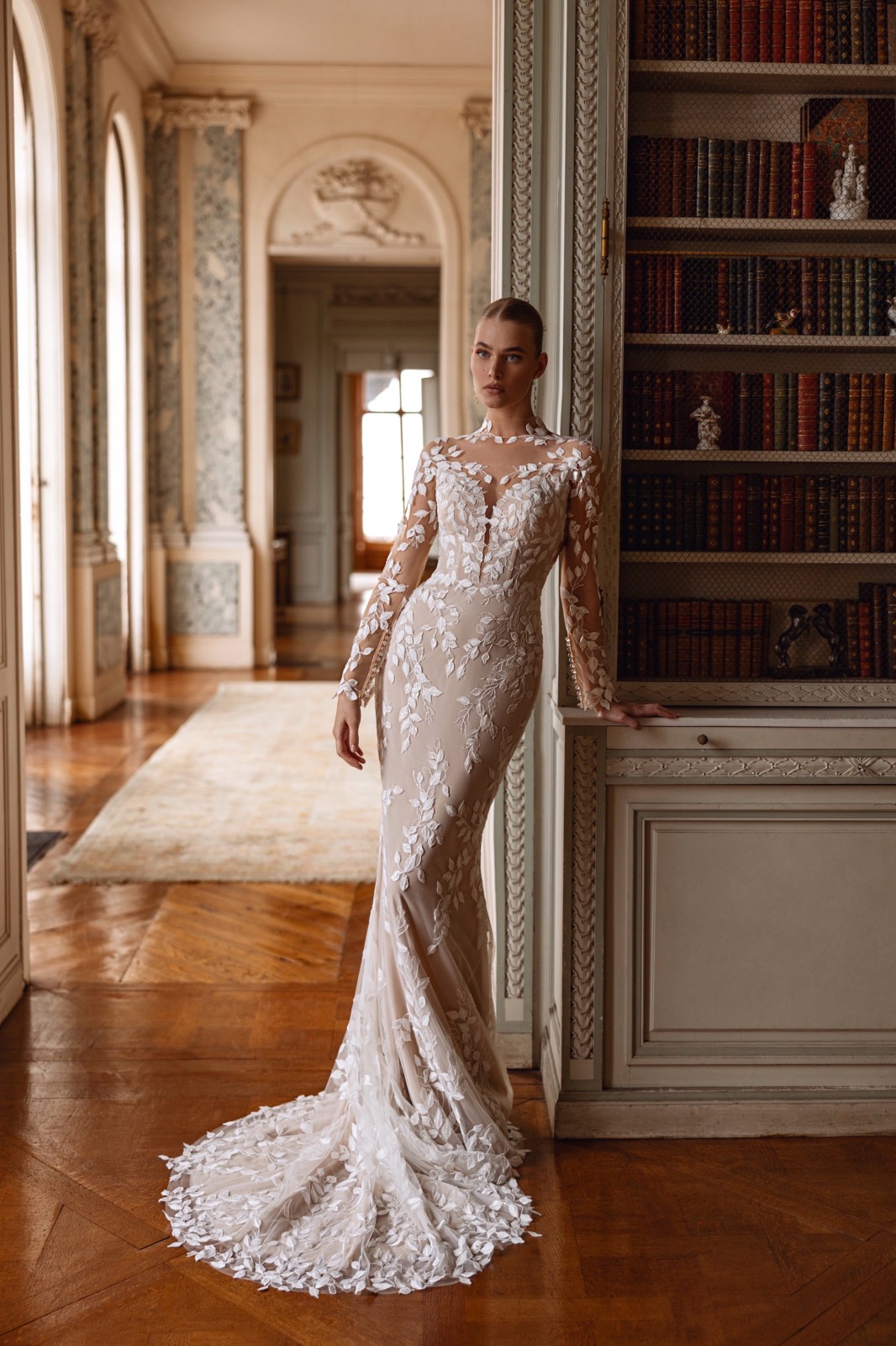 Robe de mariée sirène en dentelle motif de feuille  plate Marseille 