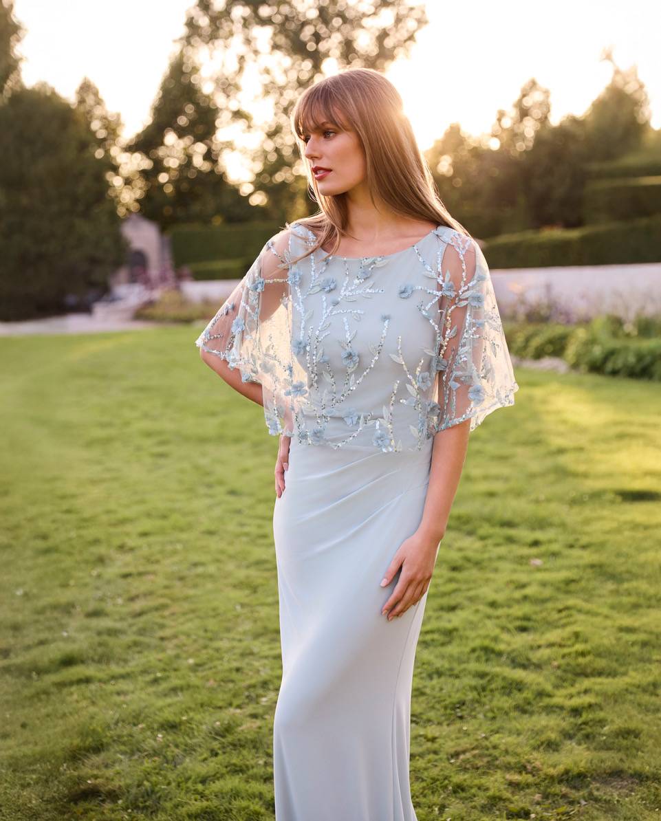 Robe longue bleu clair avec cape en mousseline brodé de fleurs pour maman de marié(e) à Marseille.