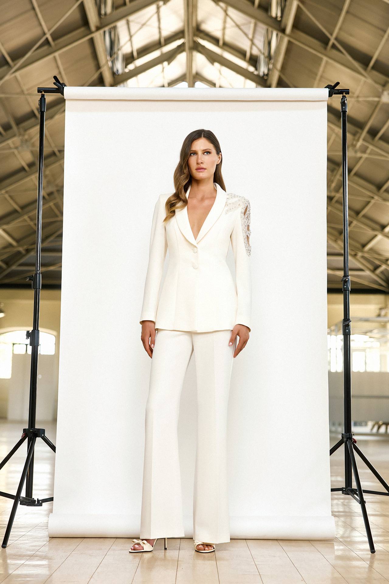 Ensemble tailleur pantalon blanc pour mariage civil à Plan-de-Cuques prés de Marseille. 