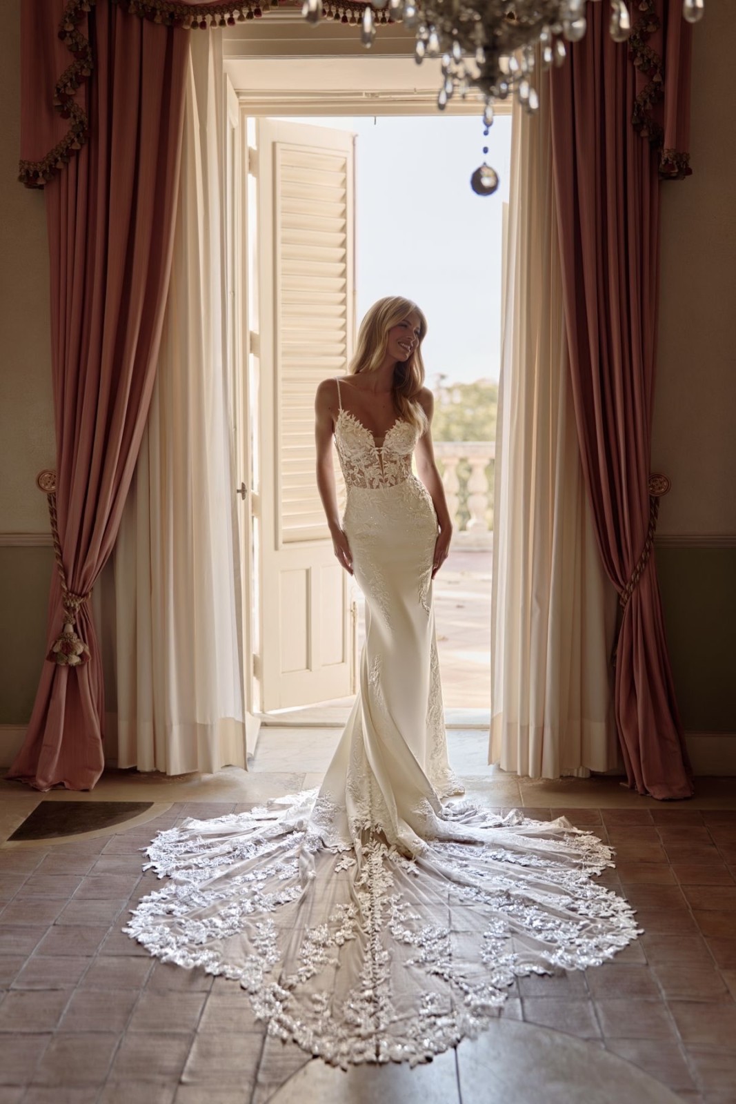 Robe de mariée près du corps avec dentelle à Marseille