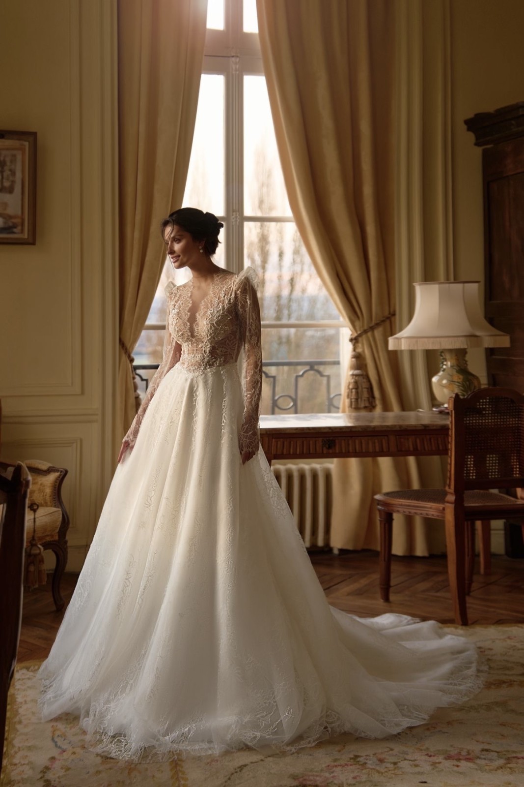 Robe de mariée trapèze en dentelle chantilly à Marseille