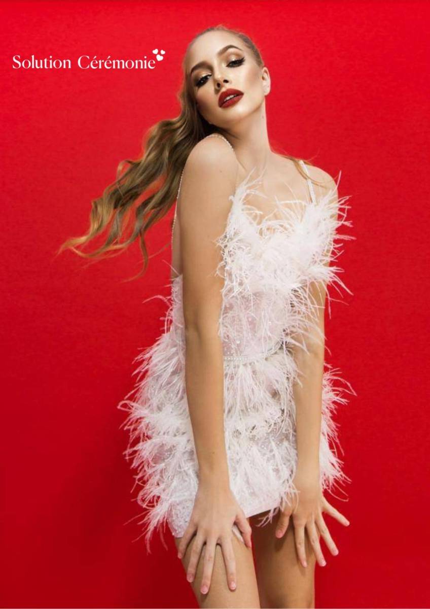 Robe de mariée civile recouverte de plumes à Marseille