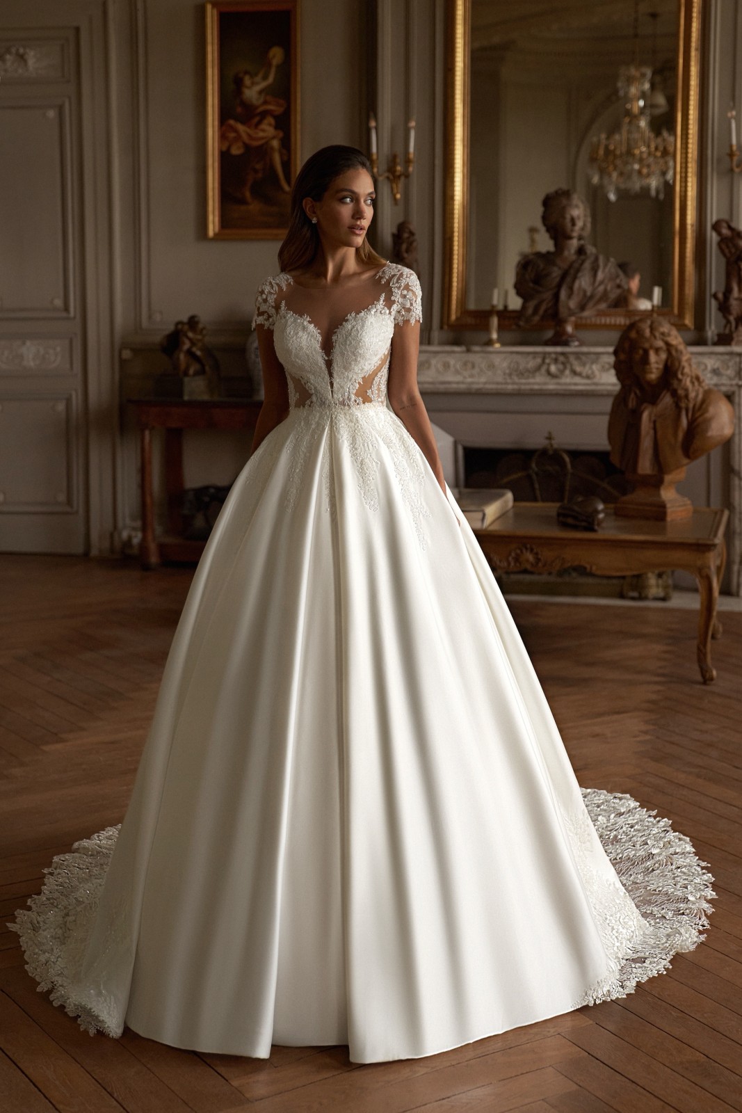 Robe de mariée princesse en satin mikado petites manches 