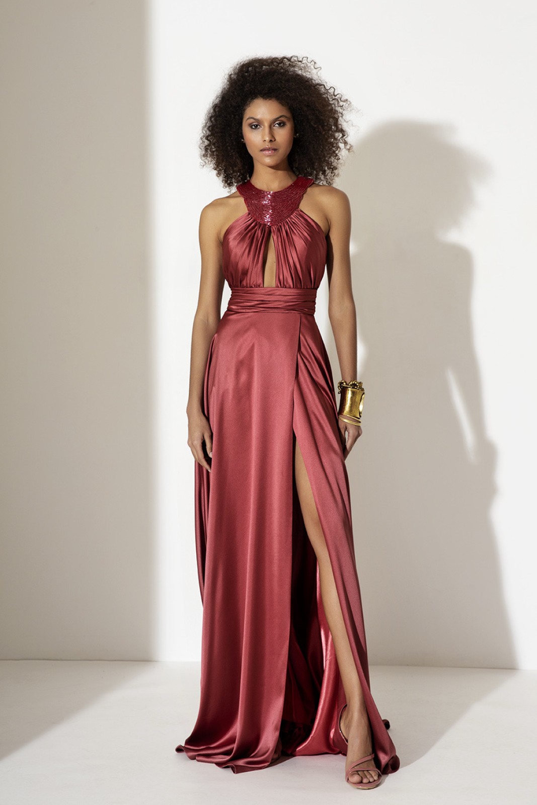 Robe de soirée fluide avec une fente sur la jambe