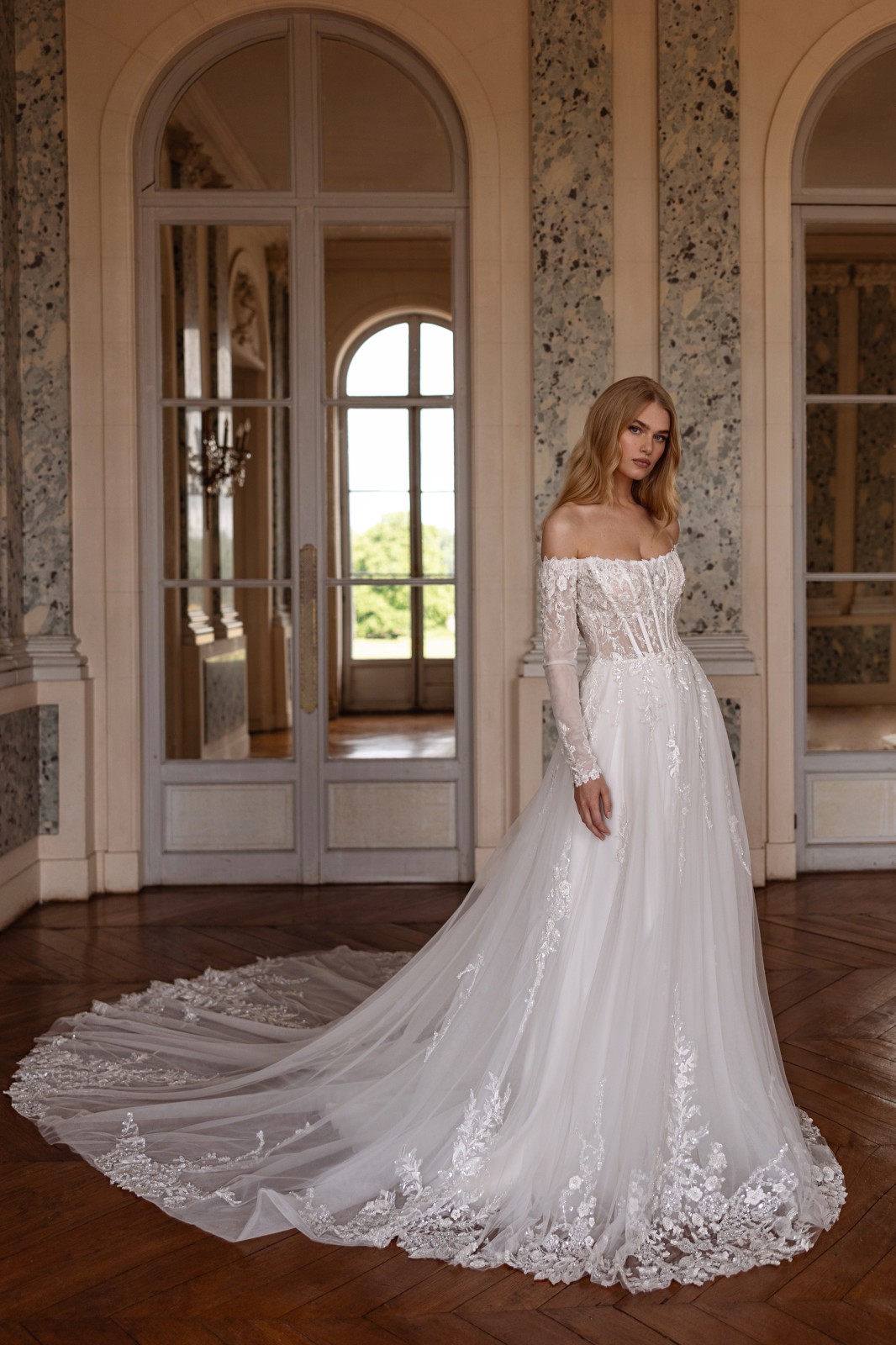 Robe de mariée trapèze décolleté bateau à Marseille