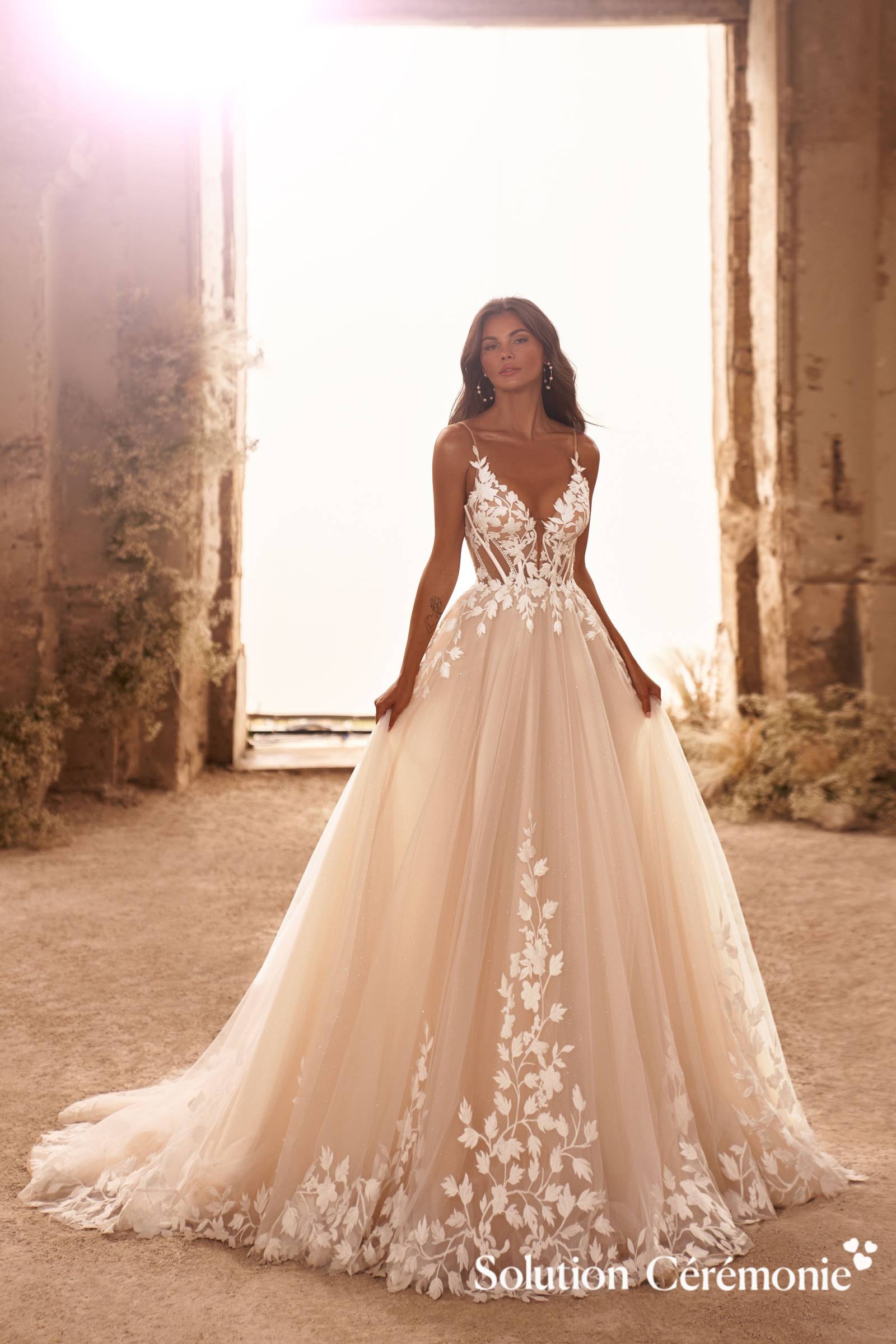 Robe de mariée trapèze avec dentelles florales à Marseille