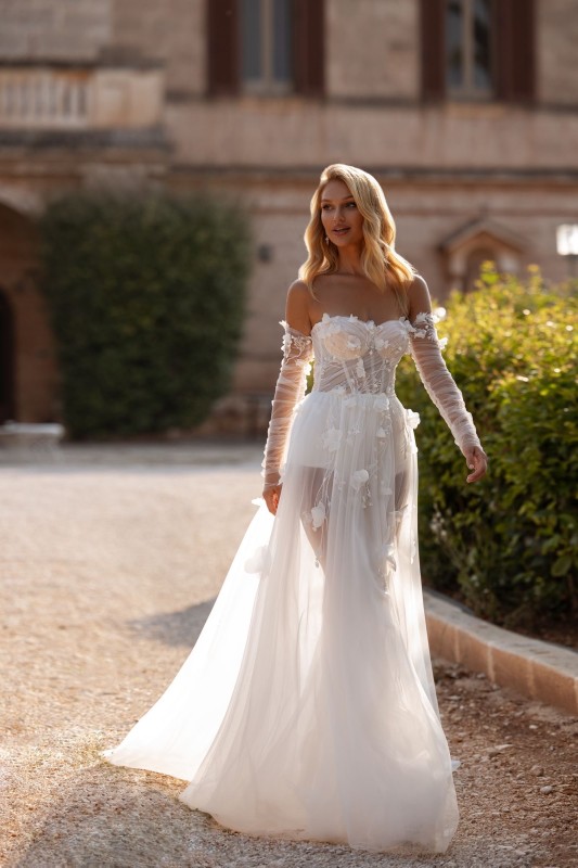 Trouver une robe de mariée bustier avec manches amovibles modele Kolmi de la créatrice Anna sposa dentelle fleurs 3D de la collection Couture 2025 vers plan de campagne