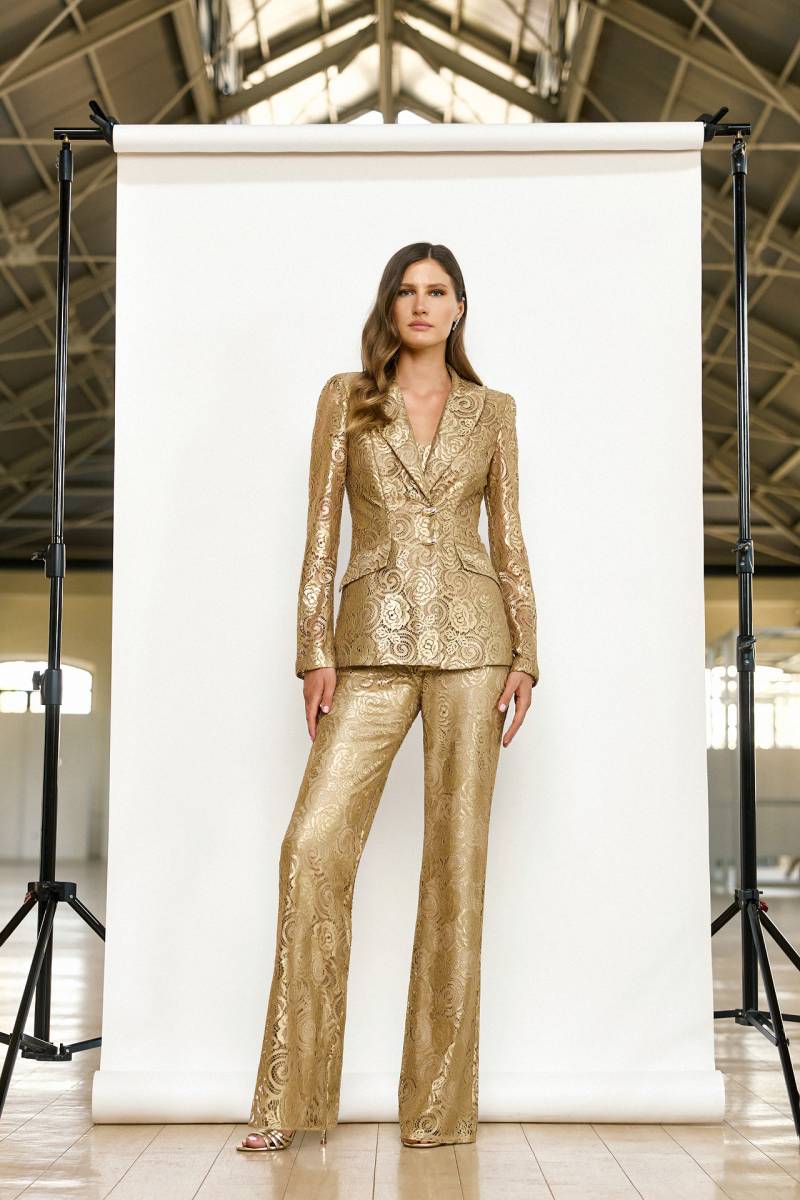 Ensemble tailleur pantalon doré à Marseille centre-ville