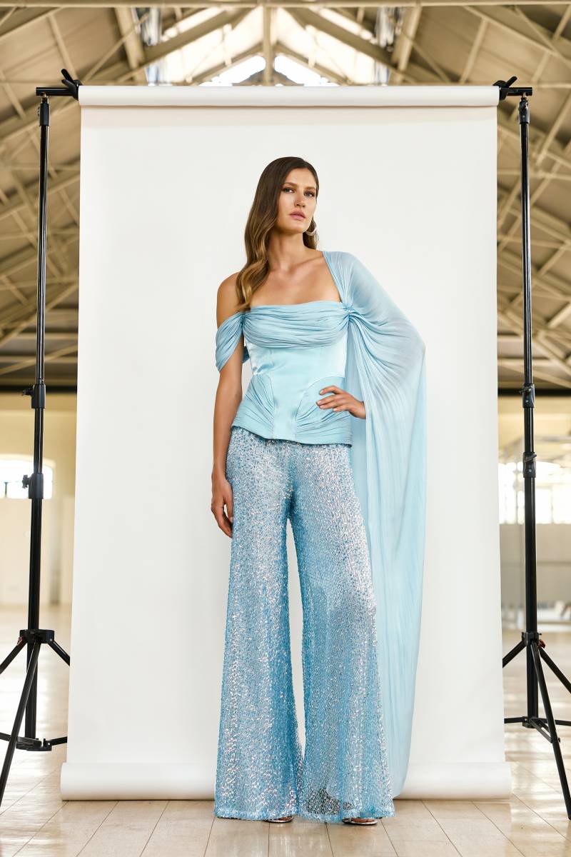 Ensemble pantalon pour le mariage de son fils à Marseille près de la Valentine 