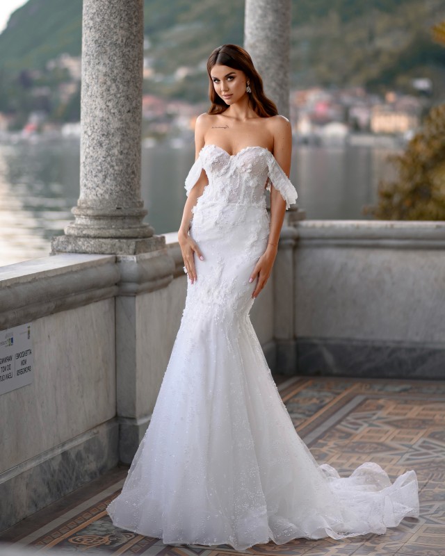 Découvrez l’élégante robe de mariée sirène Columbin en dentelle, avec dos brodé transparent et manches tombantes, disponible à Marseille.