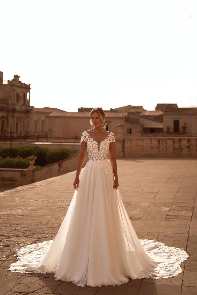 Robe de mariée trapèze bohème avec longue traîne en dentelle Marseille vieux port