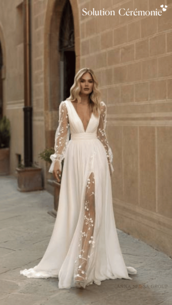 Robe de mariée bohème avec illusion de fente ornée de fleurs 3D près de plan de campagne