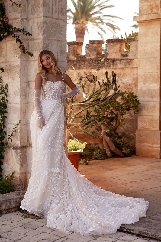 Robe de mariée trapèze en dentelle florale à Marseille 