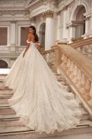 Robe de mariée princesse avec traîne majestueuse Marseille vieux port